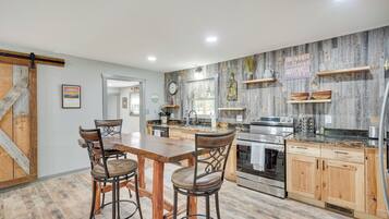 House (5 Bedrooms) | Interior