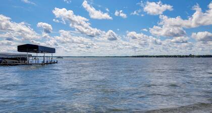 Cozy Clear Lake Home - Walk to Town & Boat Dock!