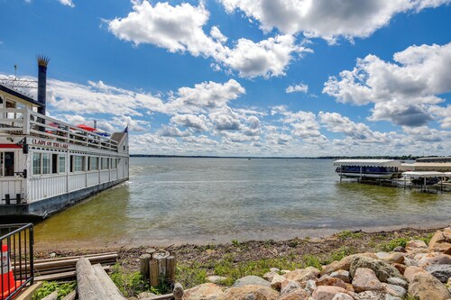 Cozy Clear Lake Home - Walk to Town & Boat Dock!