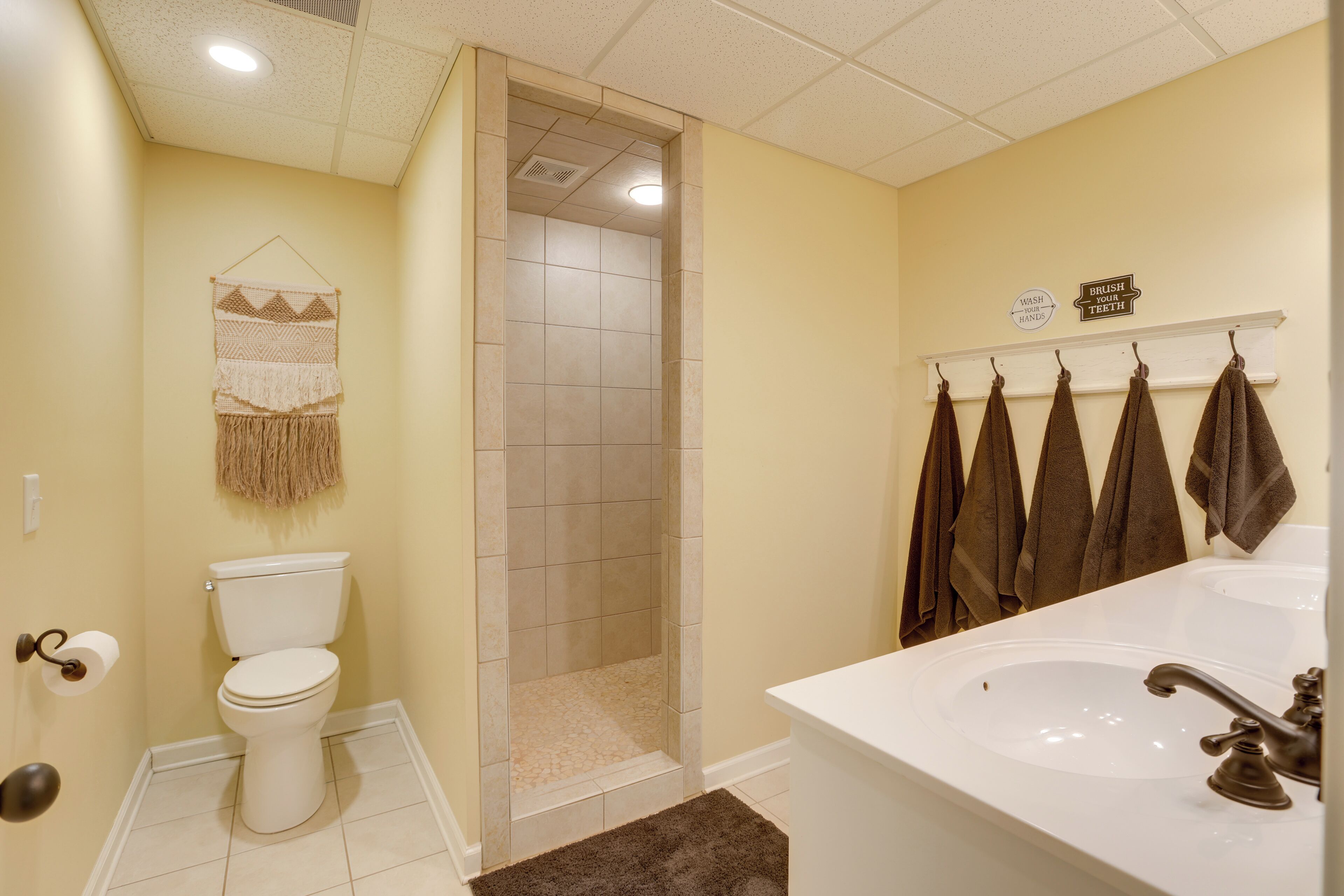 Un baño con inodoro, ducha y lavamanos.