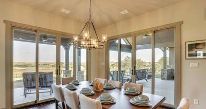 Elegant 'sunset Meadow Ranch' in Texas w/ Hot Tub