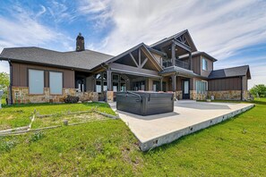 Interior - Elegant 'sunset Meadow Ranch' in Texas w/ Hot Tub (Ponder)