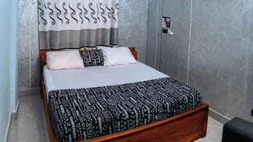 Kamar Double Klasik, balkon, pemandangan kota | Meja kerja, ruang kerja ramah laptop, dan setrika/meja setrika