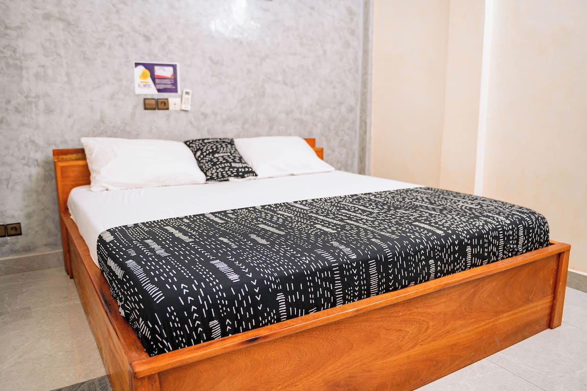 Classic Triple Room | Desk, laptop workspace, iron/ironing board, free WiFi