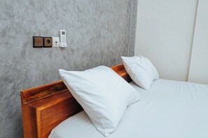 Klassieke tweepersoonskamer, balkon, uitzicht op de stad | Een bureau, een laptopwerkplek, een strijkplank/strijkijzer, gratis wifi