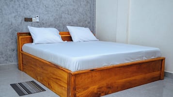 Chambre Double Classique, balcon, vue ville | Bureau, espace de travail pour ordinateur portable