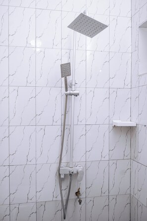 Shower, free toiletries, towels, soap - Hôtel Merveille Lomé (Lomé)