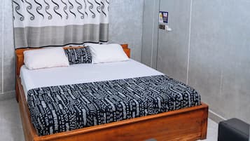 Desk, laptop workspace, iron/ironing board, free WiFi