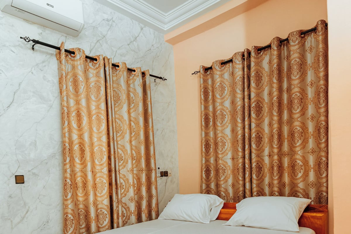 Classic Triple Room | Desk, laptop workspace, iron/ironing board, free WiFi