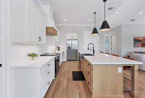 Kylskåp, mikrovågsugn, ugn och spishäll