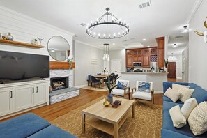 テレビ、暖炉、書斎 / ワークスペース