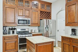 冷蔵庫、電子レンジ、オーブン、コンロ