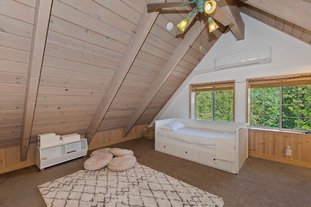 Casa Del Lago Spacious 4 Story for 10 w/ Hot Tub, Short Walk to the