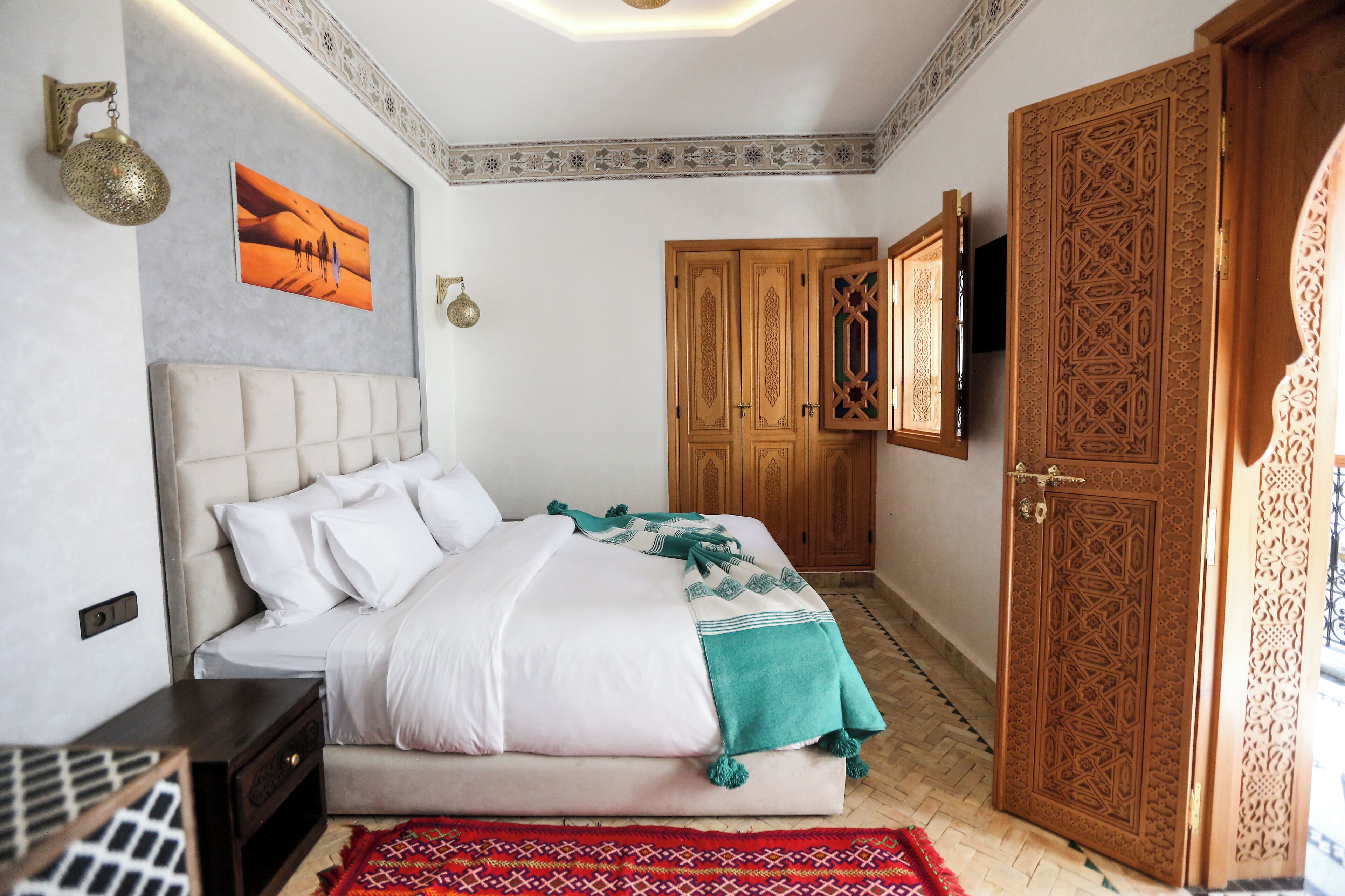 Ein Schlafzimmer mit einem Bett, einem Kleiderschrank und einem Fernseher.