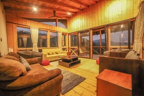 Vila, 2 quartos | Área de estar | TV de tela plana