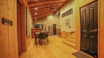 วิลล่า, 2 ห้องนอน | บริเวณนั่งเล่น | ทีวีจอแบน