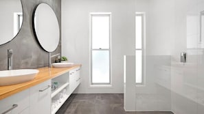 Shower, towels, toilet paper - Town Center, Airconditioning, Free Wifi (Robe)