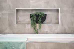Een douche, handdoeken, toiletpapier