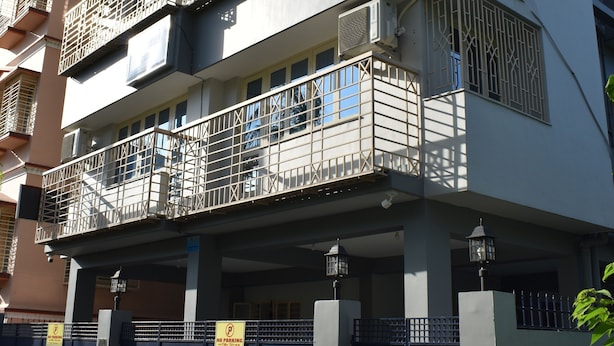 A multi-story residential building with balconies, a gated entrance, and a clear sky. - Bonussa Homestay (Kolkata)