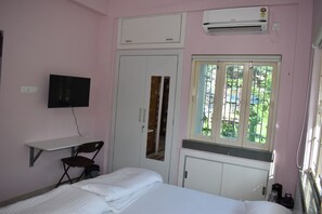 Kahden hengen perhehuone, parveke, kaupunkinäköala | Työpöytä, kannettavalle tietokoneelle sopiva työtila