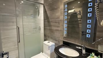 Articles de toilette gratuits, chaussons, savon, shampoing