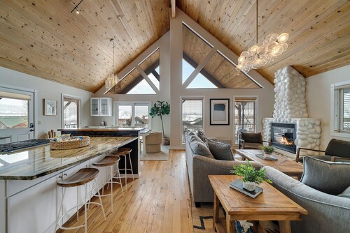 Chalet Ski Retreat w/Scenic Views/Private hot tub