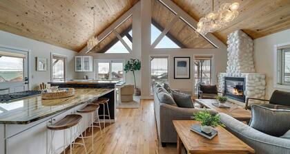 Chalet Ski Retreat w/Scenic Views/Private hot tub