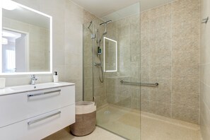 Standard Apart Daire | Banyo | Ücretsiz banyo/kozmetik ürünleri, sabun, şampuan, tuvalet kâğıdı 