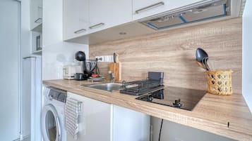 Apartemen Standar | Dapur kecil pribadi | Microwave di ruangan umum