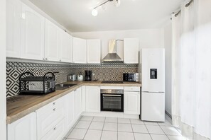 Frigorífic, microones, forn i placa de cuina 