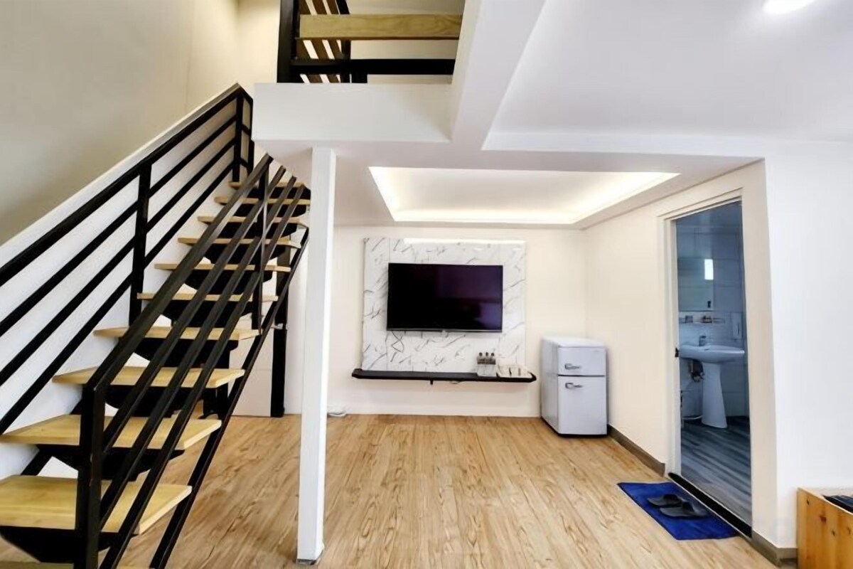 Family Room, Balcony 308