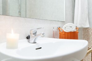 Hair dryer, towels, soap, toilet paper - Bright 2 DB + 2 BTH in BCN Centre (Barcelona)