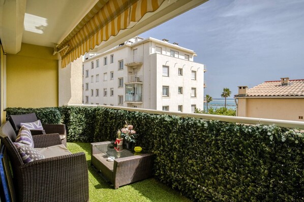 Property grounds - Very pretty apartment facing the sea, ideal for a couple with a child. (Saint-Laurent-du-Var)