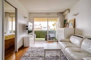 Living area - Very pretty apartment facing the sea, ideal for a couple with a child. (Saint-Laurent-du-Var)