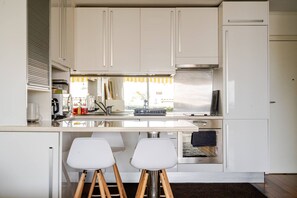 Fridge, microwave, dishwasher, coffee/tea maker - Very pretty apartment facing the sea, ideal for a couple with a child. (Saint-Laurent-du-Var)