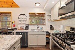 ثلاجة، ميكروويف، فرن، موقد طهي مسطح