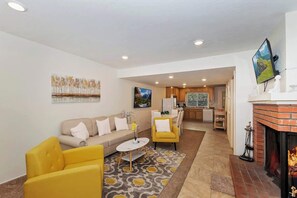 TV - Snowy Pines Summit (Big Bear Lake)