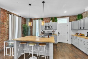 Rumah, 5 kamar tidur | Dapur pribadi | Lemari es, oven, mesin pembuat kopi/teh, dan pemanggang roti