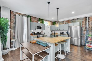 Nhà, 5 phòng ngủ | Bếp riêng | Tủ lạnh, lò nướng, dụng cụ pha cà phê/trà, lò nướng bánh mì 