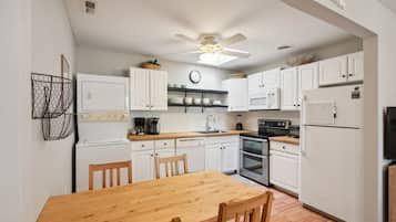 Condo, 2 Bedrooms | Private kitchen | Fridge, oven, coffee/tea maker, toaster