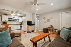 Appart'hôtel, 2 chambres | Coin séjour