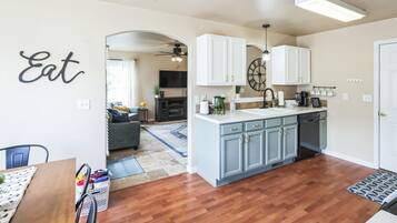 House, 4 Bedrooms | Private kitchen | Fridge, oven