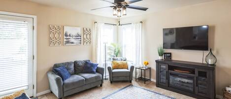 Casa, 4 habitaciones | Área de sala de estar | Smart TV