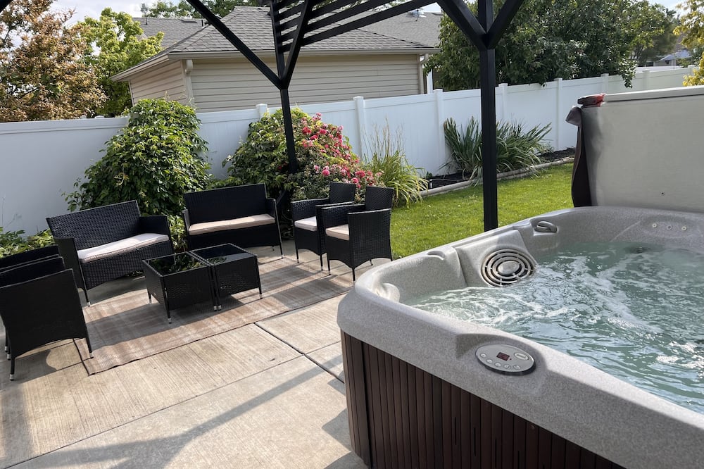 Cozy Corner Oasis With Hot Tub 4 Bedroom Home - Hansen, ID