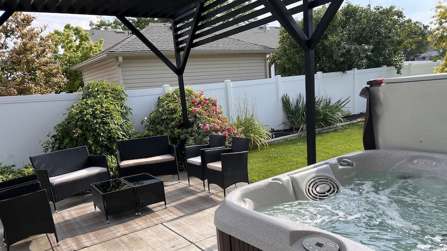 Cozy Corner Oasis With Hot Tub 4 Bedroom Home