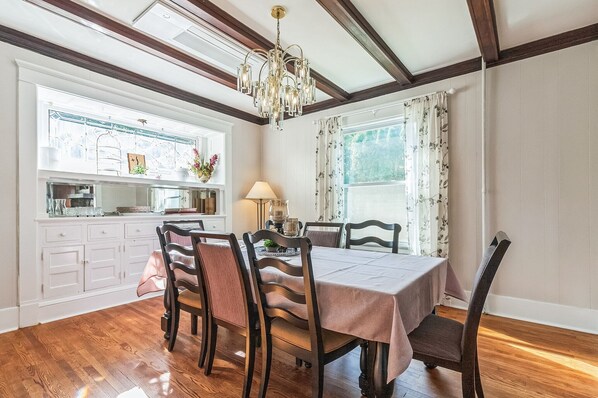 House, 4 Bedrooms | Dining