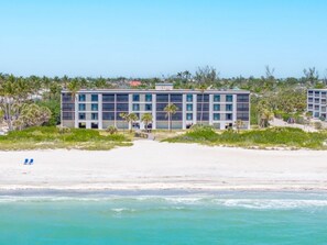 Un hôtel situé en bord de mer, doté d’un design moderne, de plusieurs étages et d’une cour intérieure.