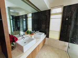 Presidential Penthouse, 3 Bedrooms, Private Bathroom, City View | Bathroom