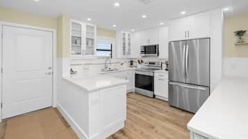 Condo, 2 habitaciones | Cocina privada | Refrigerador, horno, cafetera y tetera y tostadora