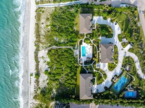 Una proprietà costiera con piscina, campo da tennis e accesso diretto alla spiaggia.